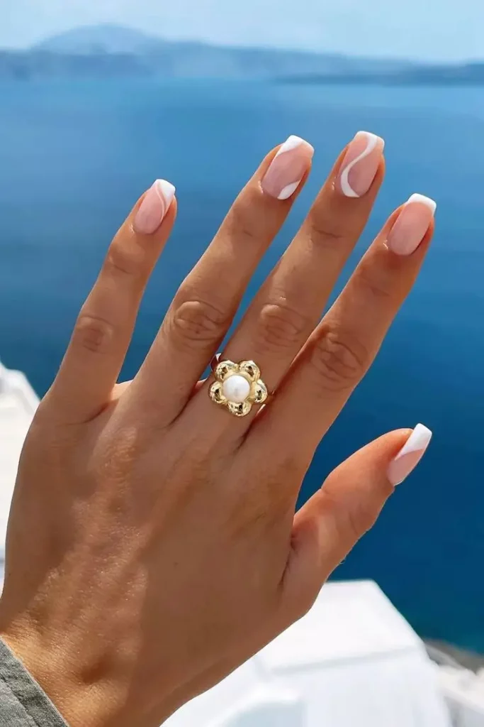 French Nägel 2025: 16 Ideen für einen Modernen Look