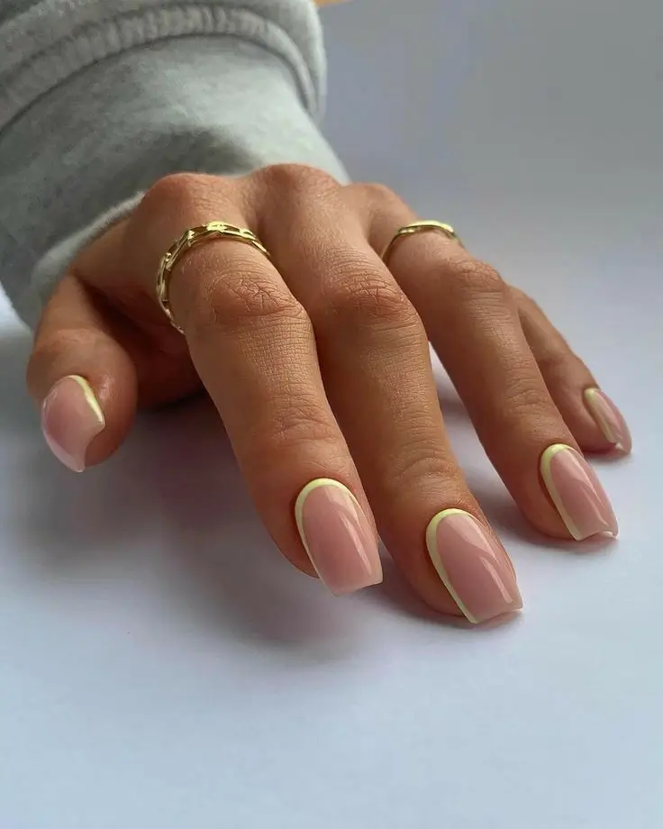 French Nägel 2025: 16 Ideen für einen Modernen Look