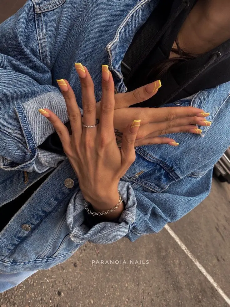 French Nägel 2025: 16 Ideen für einen Modernen Look