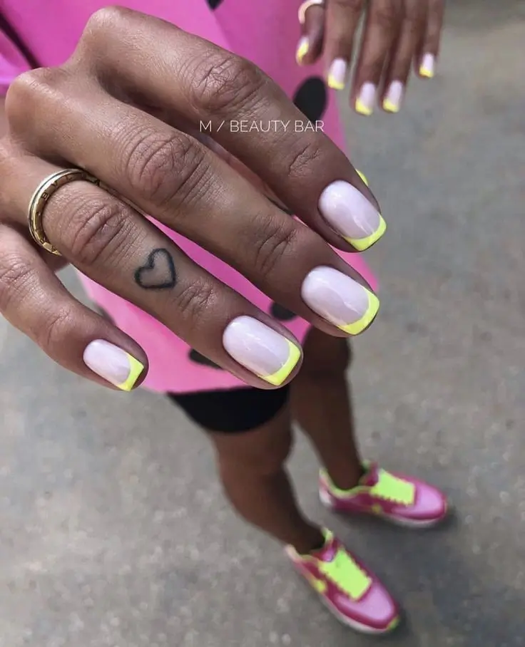 French Nägel 2025: 16 Ideen für einen Modernen Look