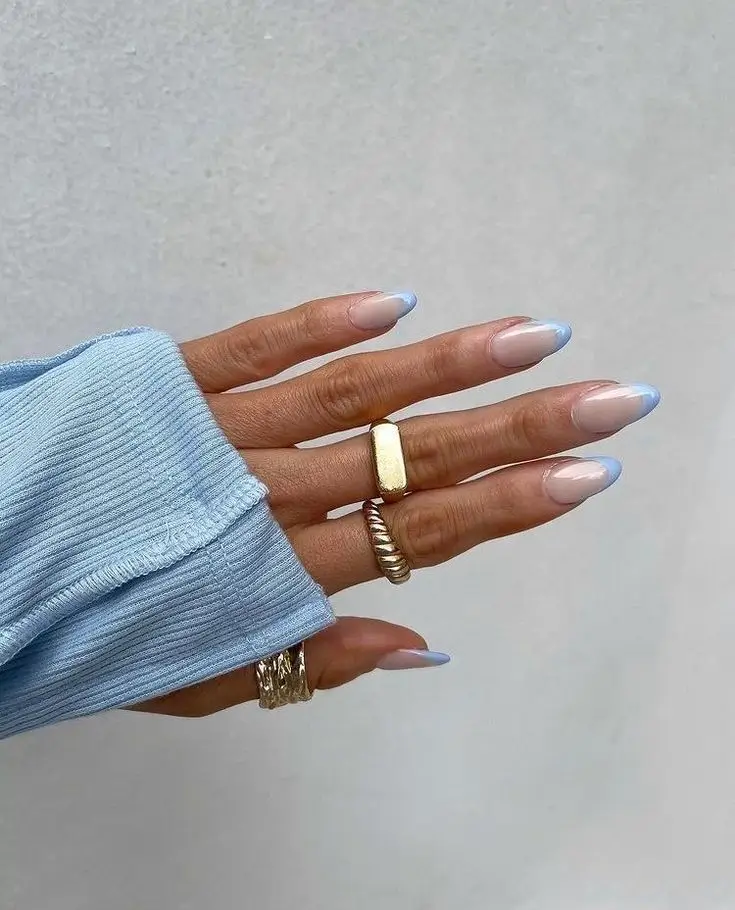 French Nägel 2025: 16 Ideen für einen Modernen Look