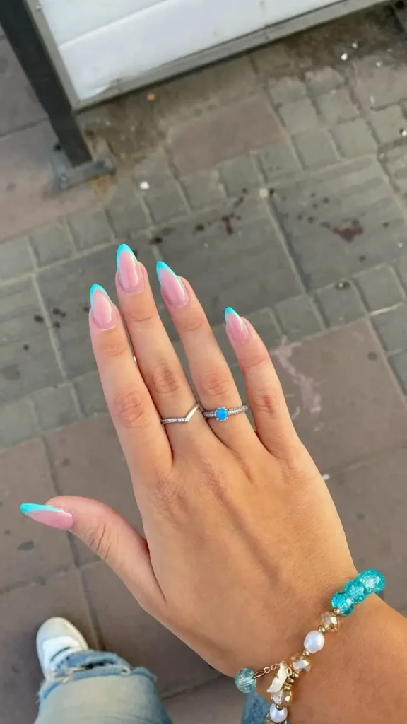 French Nägel 2025: 16 Ideen für einen Modernen Look