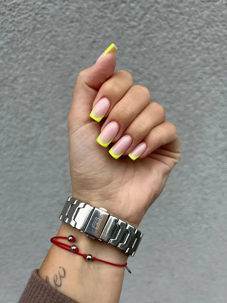 French Nägel 2025: 16 Ideen für einen Modernen Look