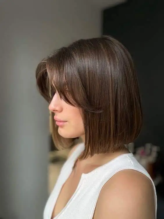 17 Frisuren für mittellange Haare: Die besten Ideen 2025