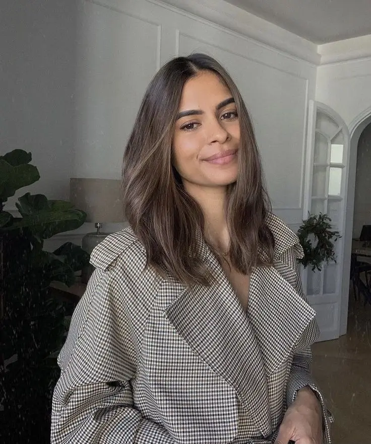 17 Frisuren für mittellange Haare: Die besten Ideen 2025