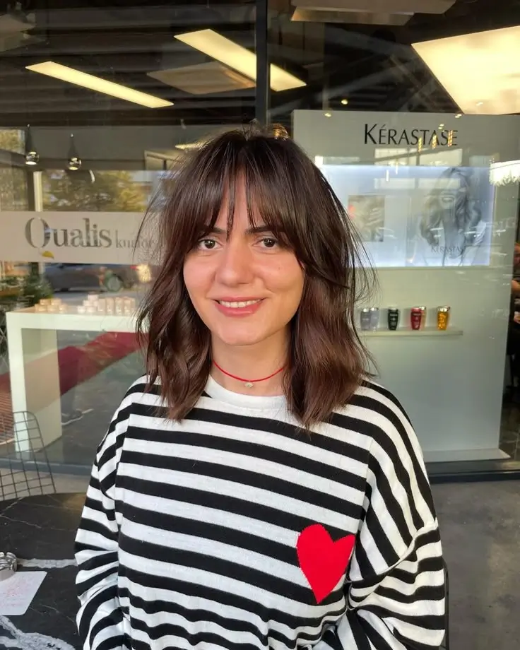 17 Frisuren für mittellange Haare: Die besten Ideen 2025