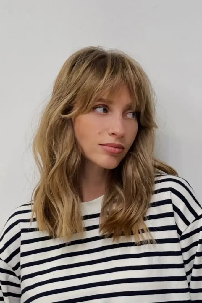 17 Frisuren für mittellange Haare: Die besten Ideen 2025