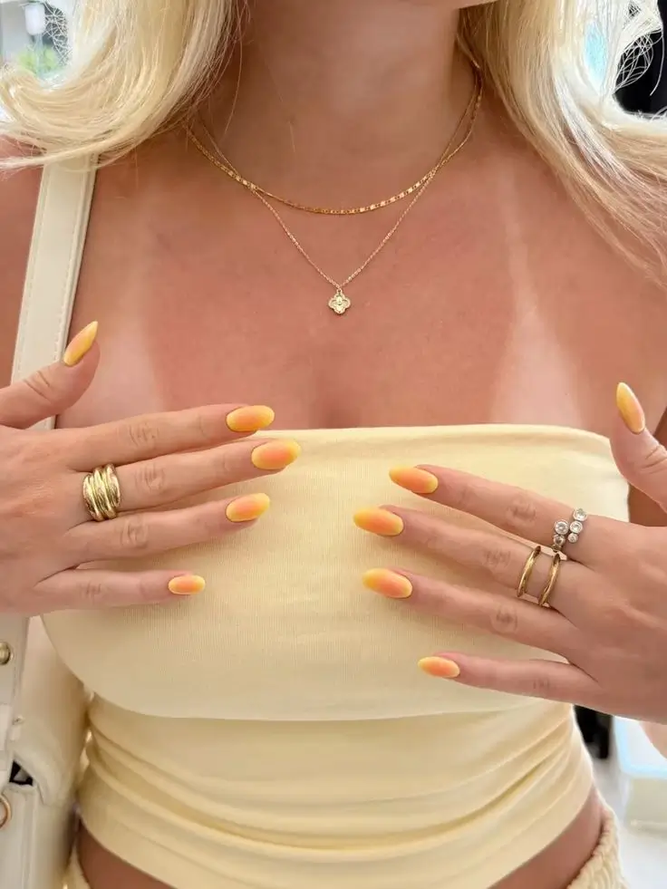 Gelbe Nägel loswerden: 16 Tipps gegen Verfärbungen & Ursachen