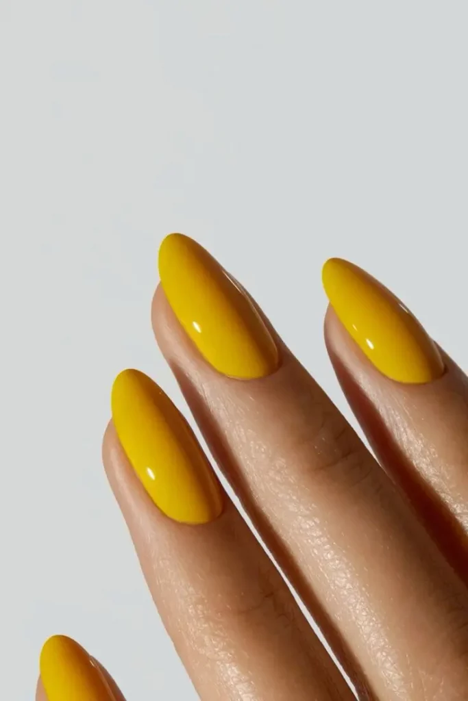 Gelbe Nägel loswerden: 16 Tipps gegen Verfärbungen & Ursachen