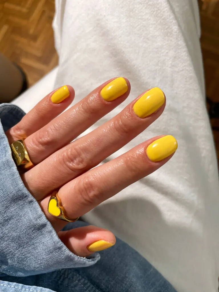 Gelbe Nägel loswerden: 16 Tipps gegen Verfärbungen & Ursachen