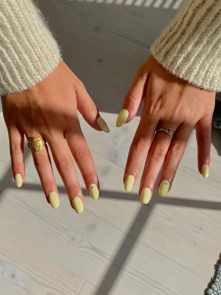 Gelbe Nägel loswerden: 16 Tipps gegen Verfärbungen & Ursachen