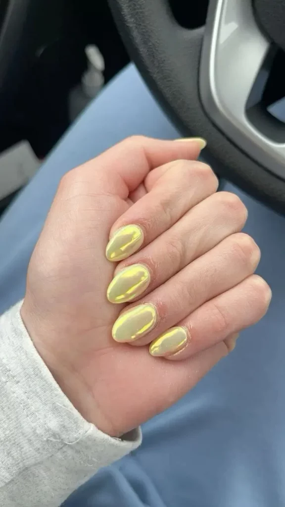 Gelbe Nägel loswerden: 16 Tipps gegen Verfärbungen & Ursachen