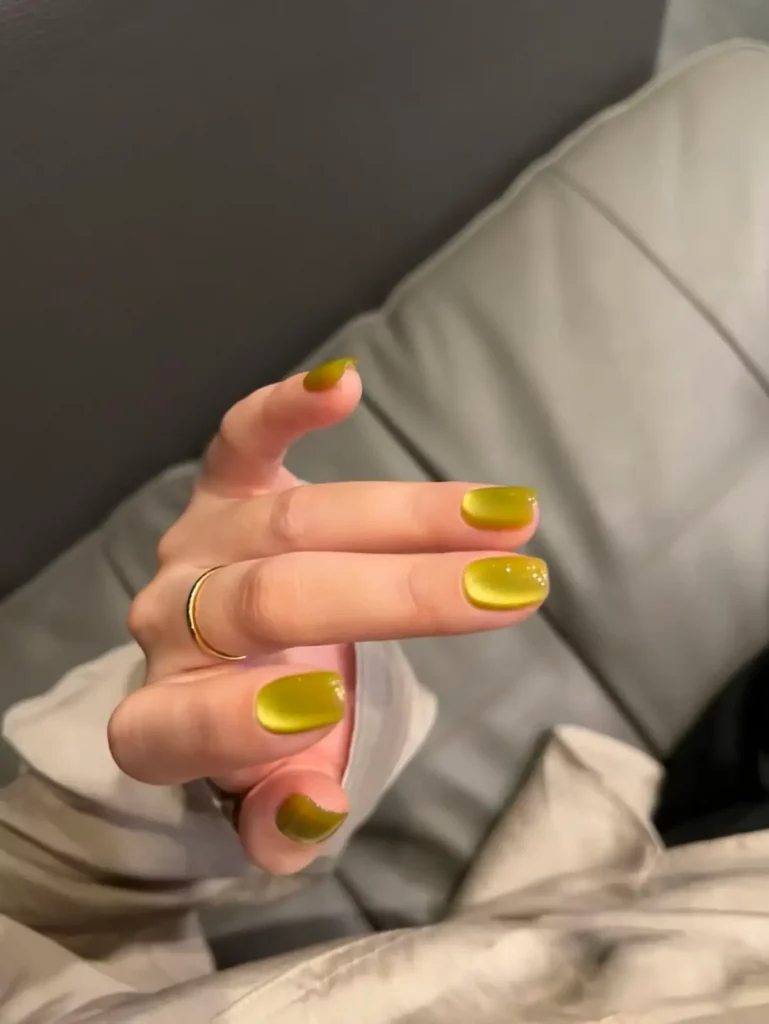 Gelbe Nägel loswerden: 16 Tipps gegen Verfärbungen & Ursachen