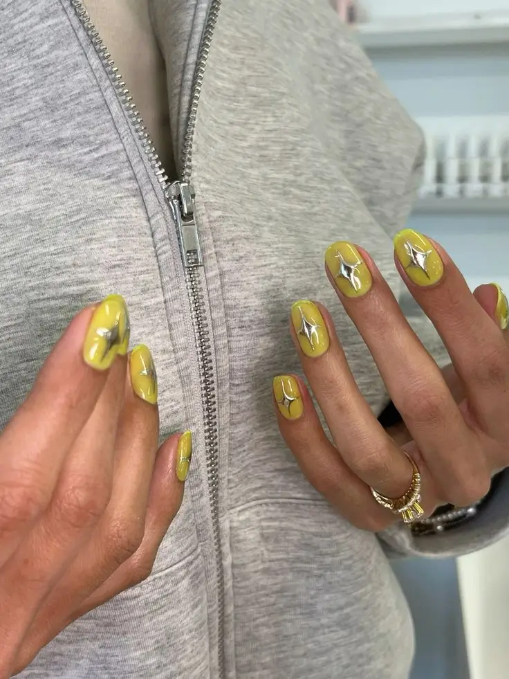 Gelbe Nägel loswerden: 16 Tipps gegen Verfärbungen & Ursachen