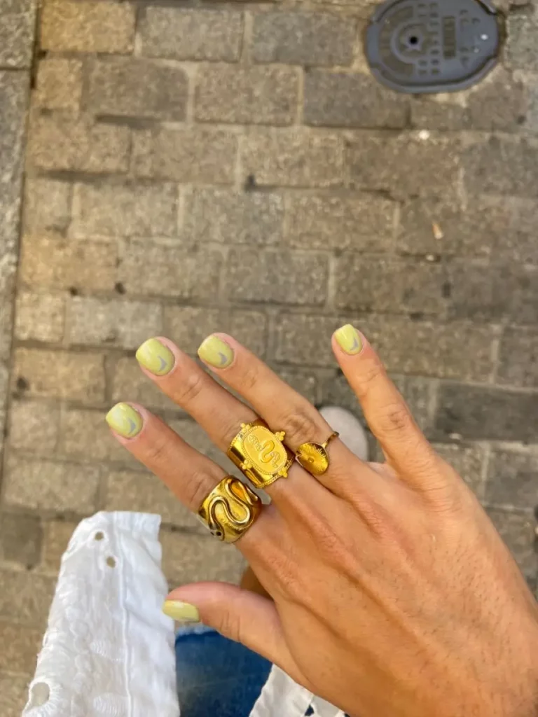 Gelbe Nägel loswerden: 16 Tipps gegen Verfärbungen & Ursachen