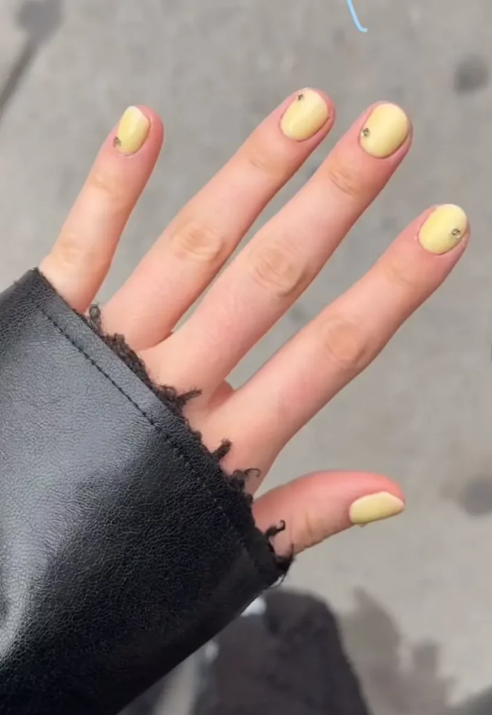 Gelbe Nägel loswerden: 16 Tipps gegen Verfärbungen & Ursachen