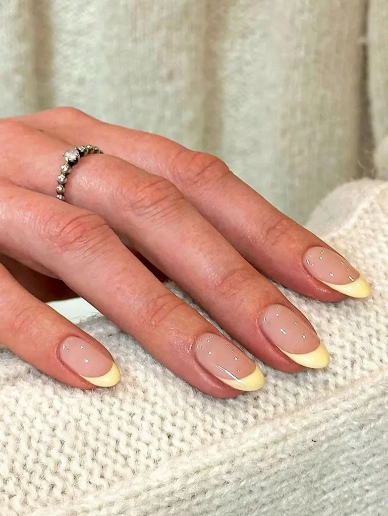 Gelbe Nägel loswerden: 16 Tipps gegen Verfärbungen & Ursachen