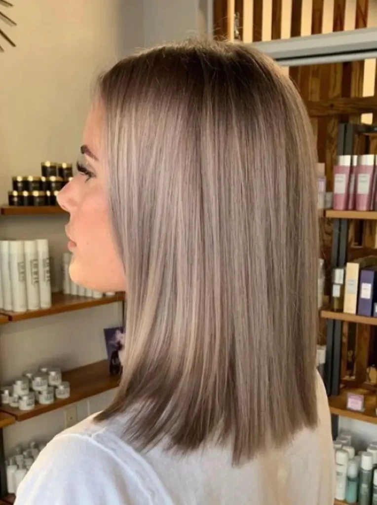 18 Ideen für schulterlange glatte Haare, die 2025 im Trend liegen