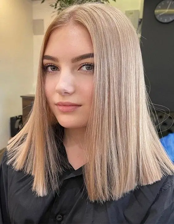 18 Ideen für schulterlange glatte Haare, die 2025 im Trend liegen