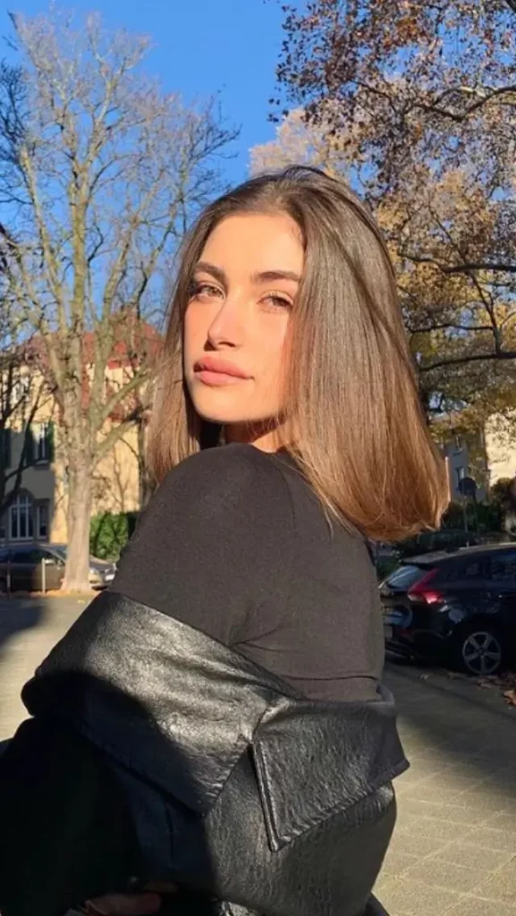 18 Ideen für schulterlange glatte Haare, die 2025 im Trend liegen