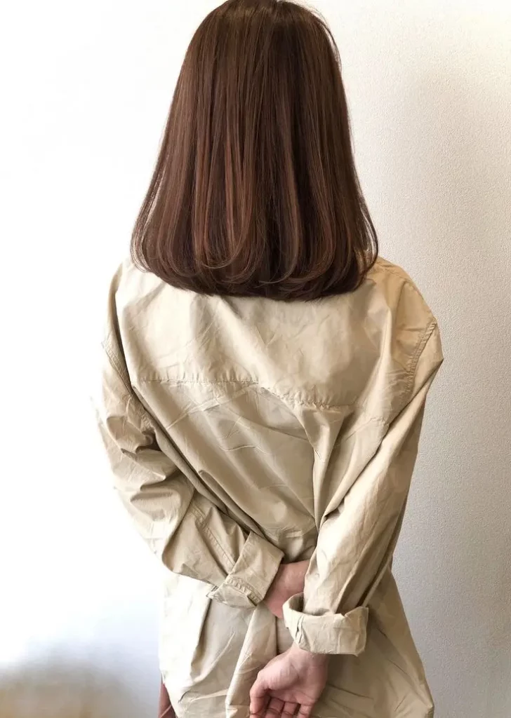 18 Ideen für schulterlange glatte Haare, die 2025 im Trend liegen