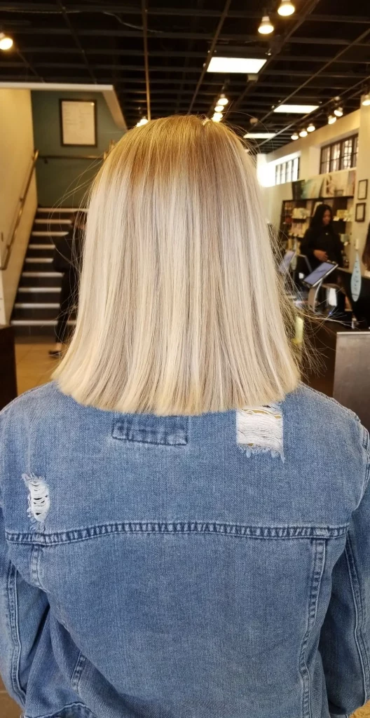 18 Ideen für schulterlange glatte Haare, die 2025 im Trend liegen