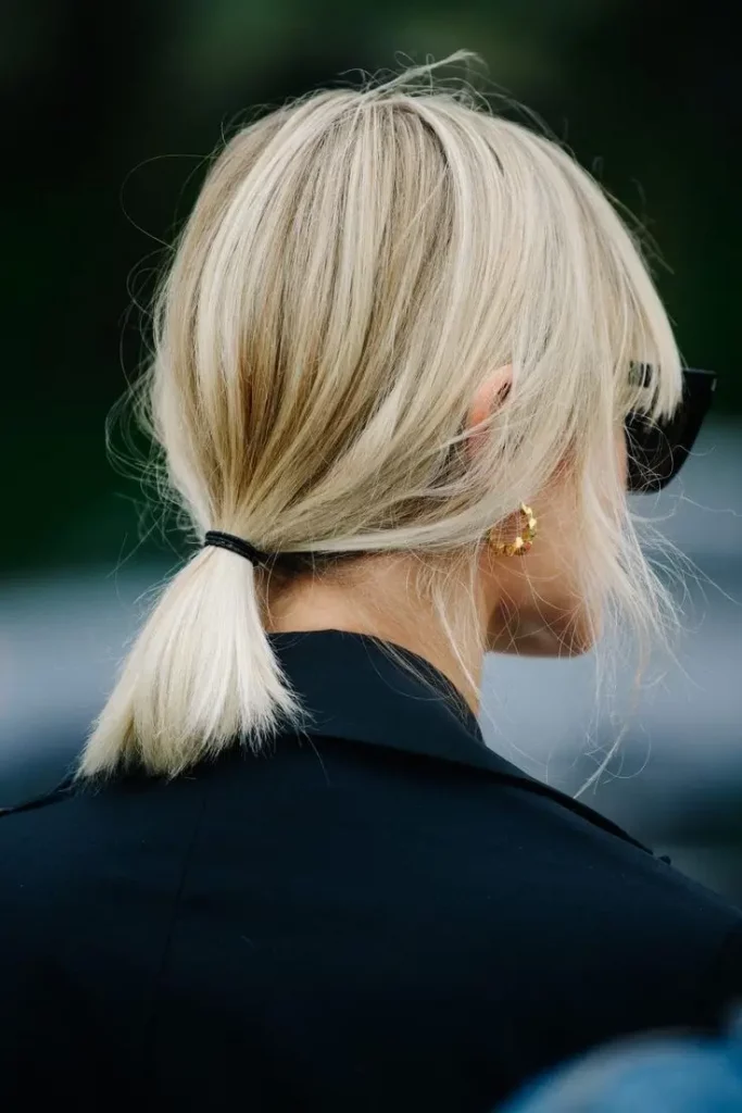 18 Ideen für schulterlange glatte Haare, die 2025 im Trend liegen