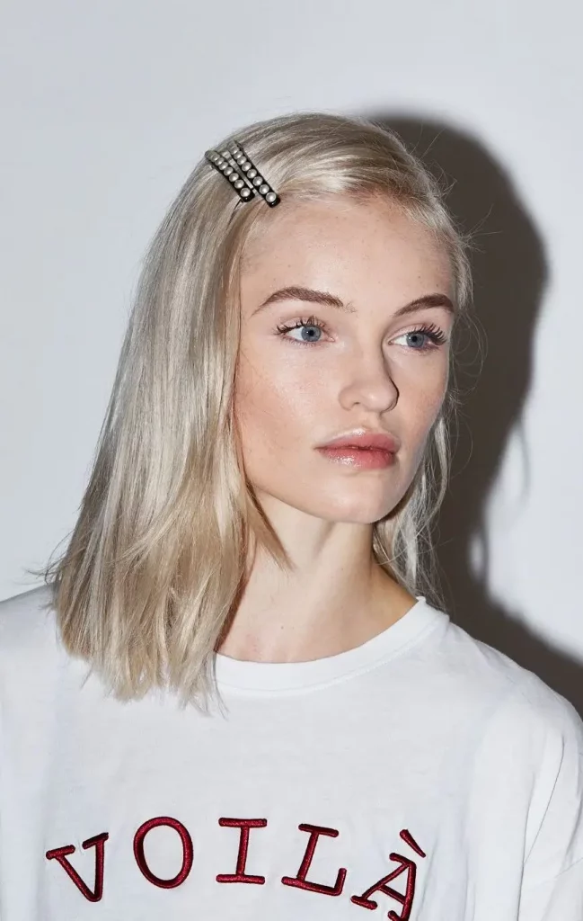 18 Ideen für schulterlange glatte Haare, die 2025 im Trend liegen