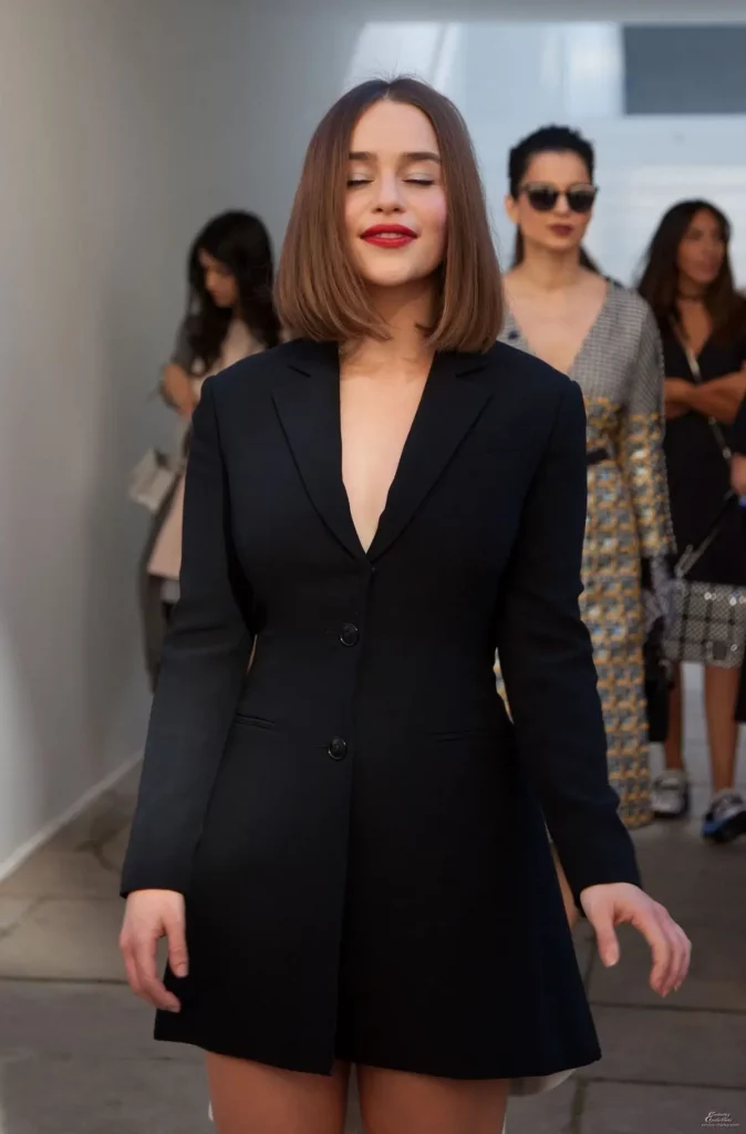 18 Ideen für schulterlange glatte Haare, die 2025 im Trend liegen