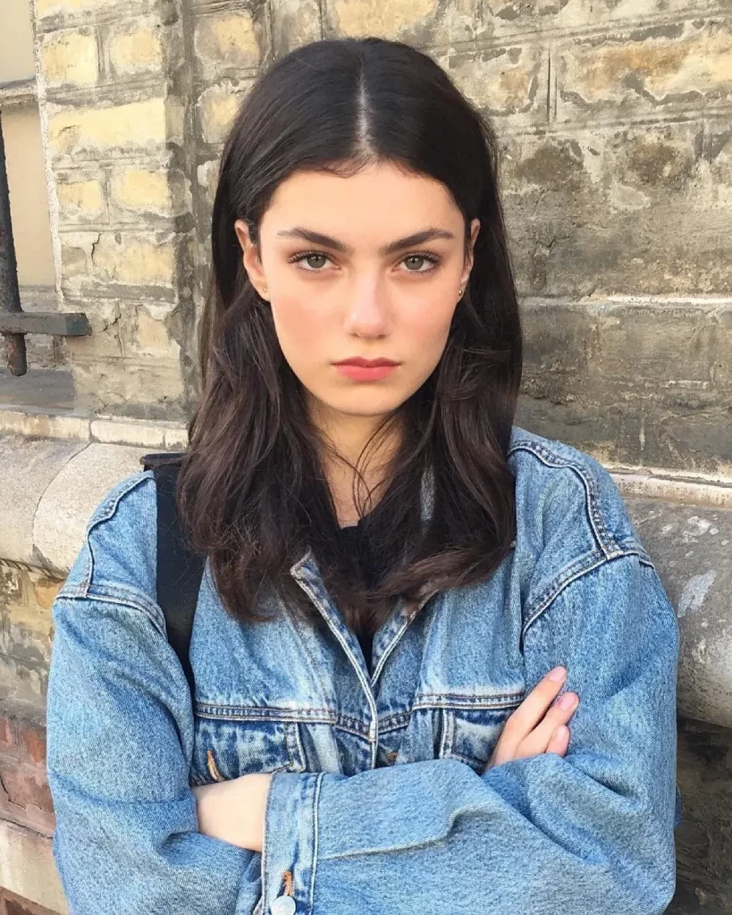 Halblange Frisuren 2025: Die 16 schönsten Ideen für mittellanges Haar