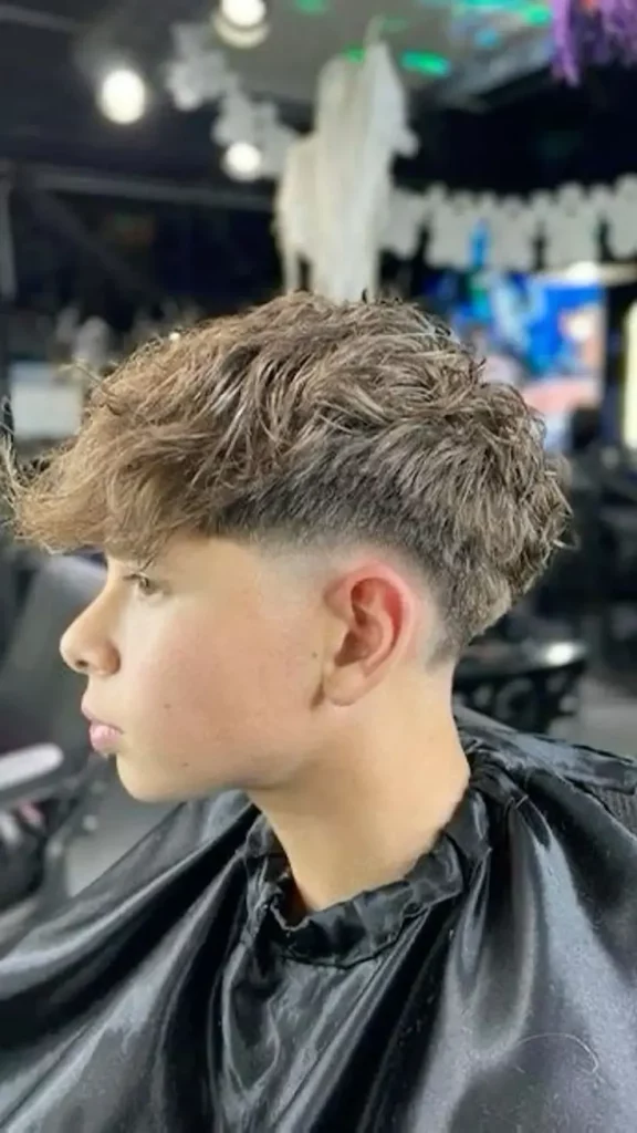 Jungs Frisuren 2025: Die 16 coolsten Trends für junge Styles