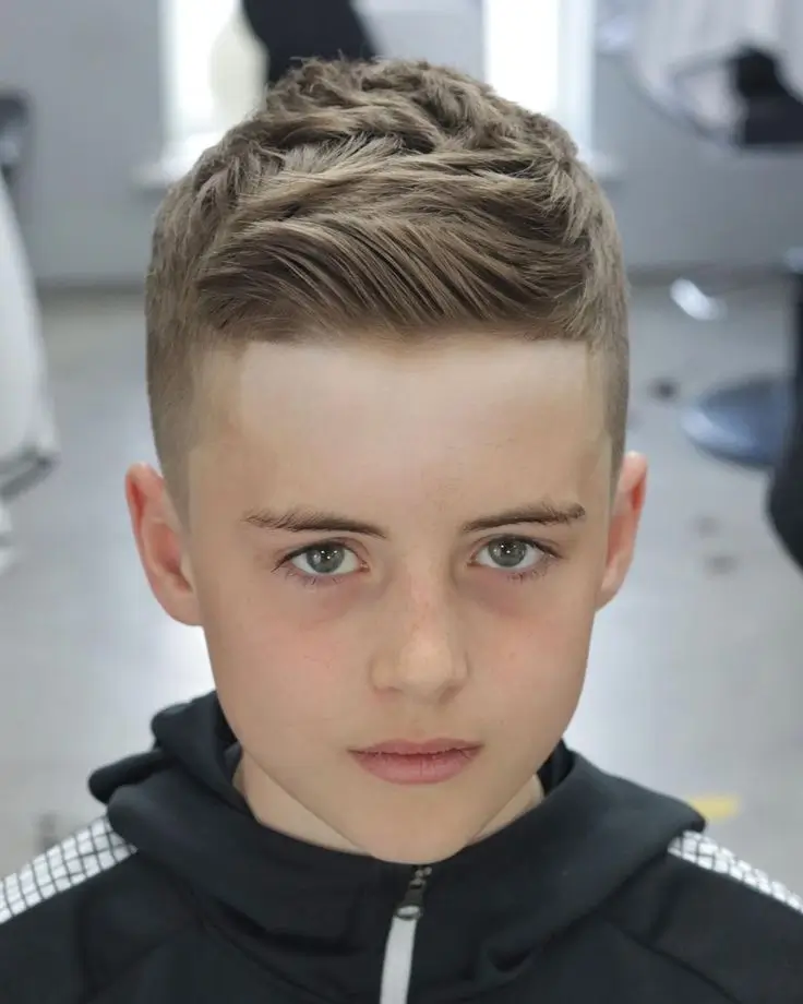 Jungs Frisuren 2025: Die 16 coolsten Trends für junge Styles