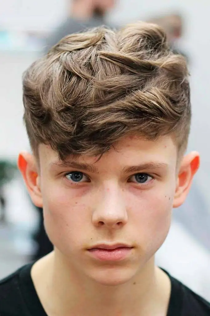 Jungs Frisuren 2025: Die 16 coolsten Trends für junge Styles
