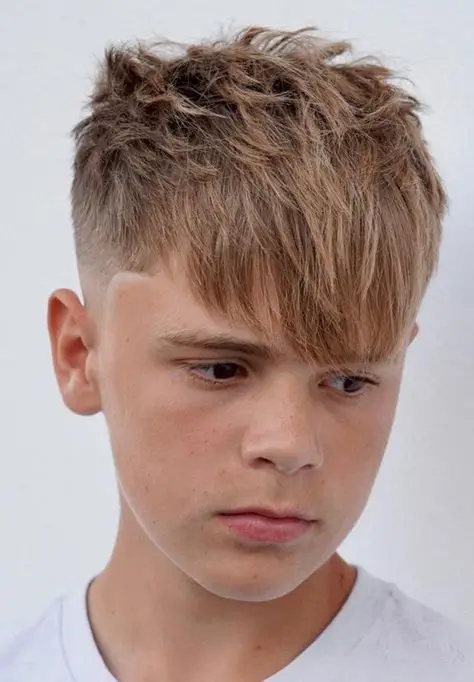 Jungs Frisuren 2025: Die 16 coolsten Trends für junge Styles