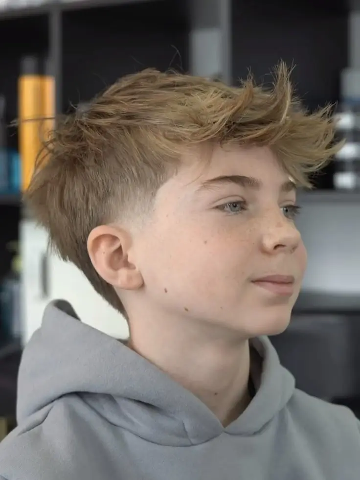 Jungs Frisuren 2025: Die 16 coolsten Trends für junge Styles