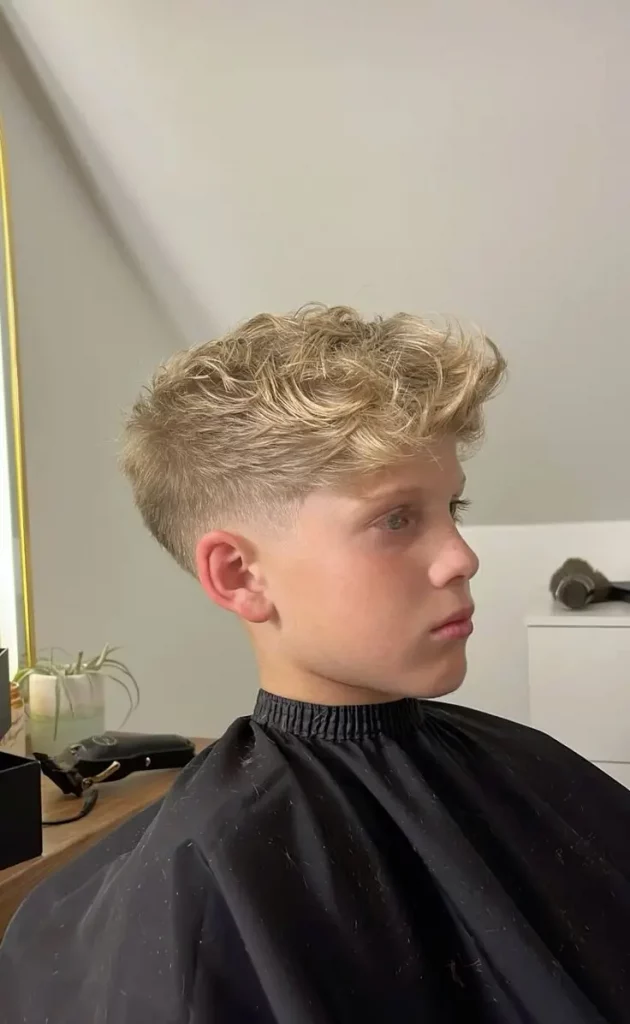 Jungs Frisuren 2025: Die 16 coolsten Trends für junge Styles