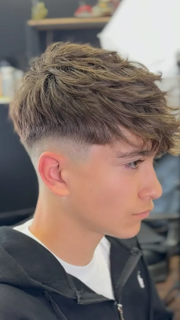 Jungs Frisuren 2025: Die 16 coolsten Trends für junge Styles