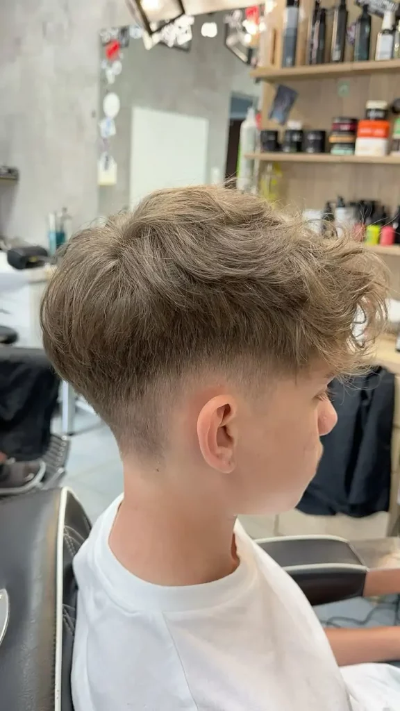 Jungs Frisuren 2025: Die 16 coolsten Trends für junge Styles