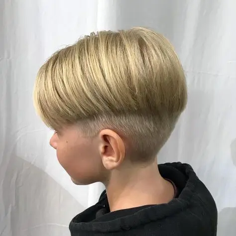 Jungs Frisuren 2025: Die 16 coolsten Trends für junge Styles