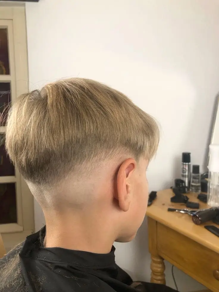 Jungs Frisuren 2025: Die 16 coolsten Trends für junge Styles