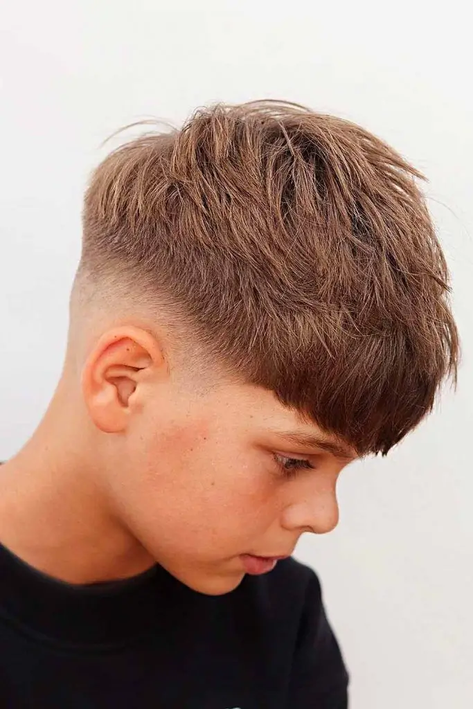 Jungs Frisuren 2025: Die 16 coolsten Trends für junge Styles
