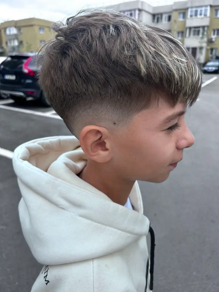 Jungs Frisuren 2025: Die 16 coolsten Trends für junge Styles