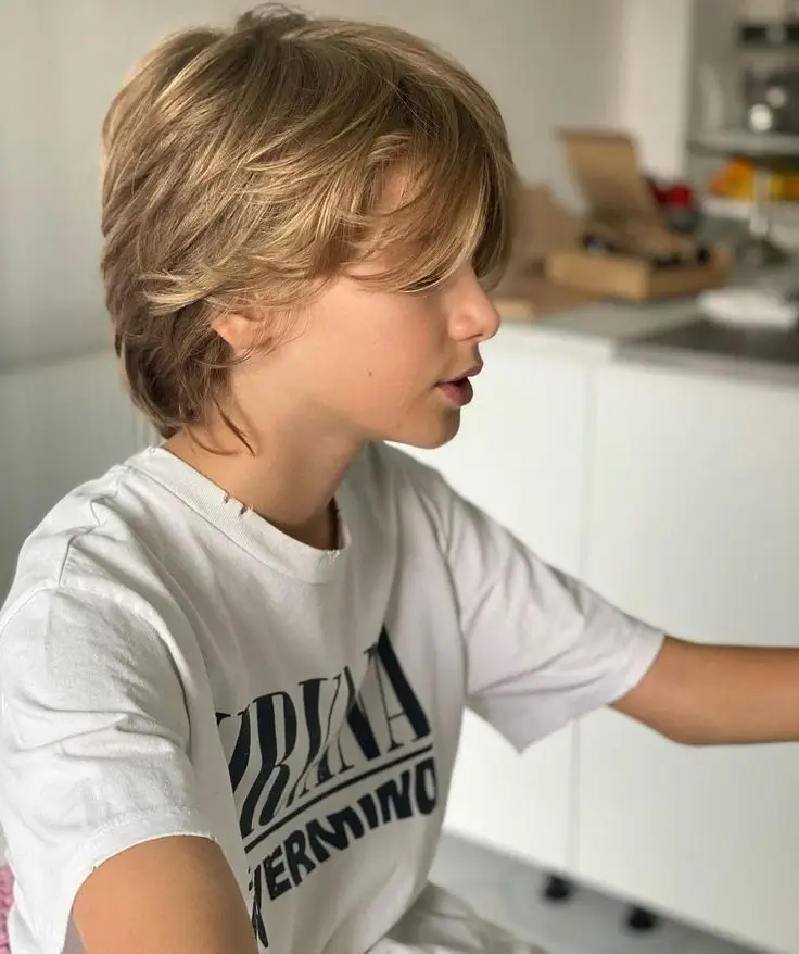 Jungs Frisuren 2025: Die 16 coolsten Trends für junge Styles