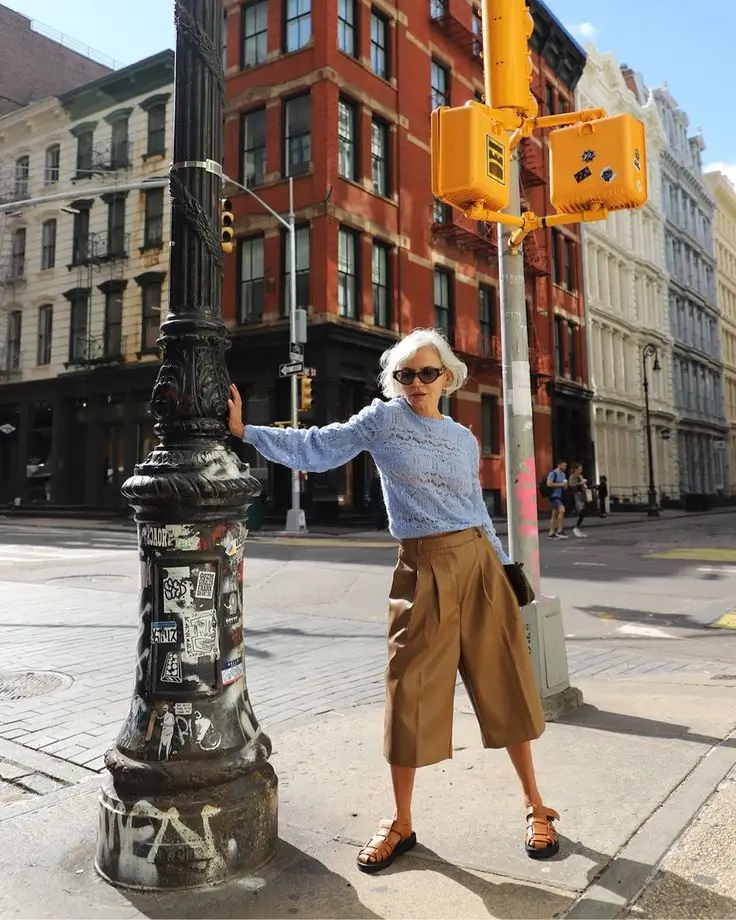 Komplette Outfits für Frauen ab 50: Inspiration für stilvolle Frauen