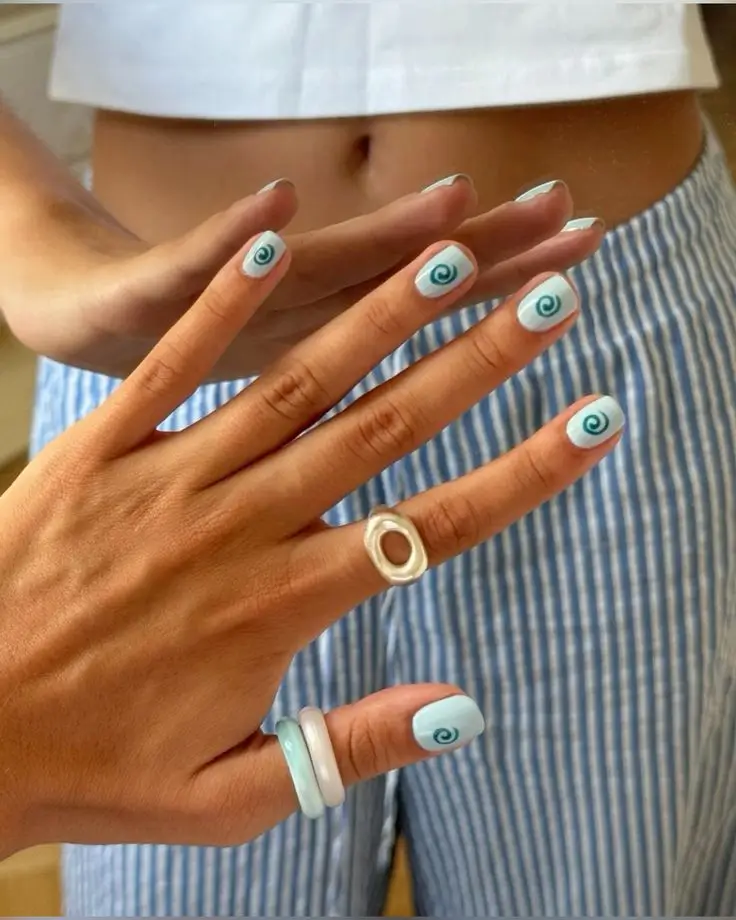 Kurze Nägel Ideen 2025: Die 17 schönsten Designs für jeden Stil