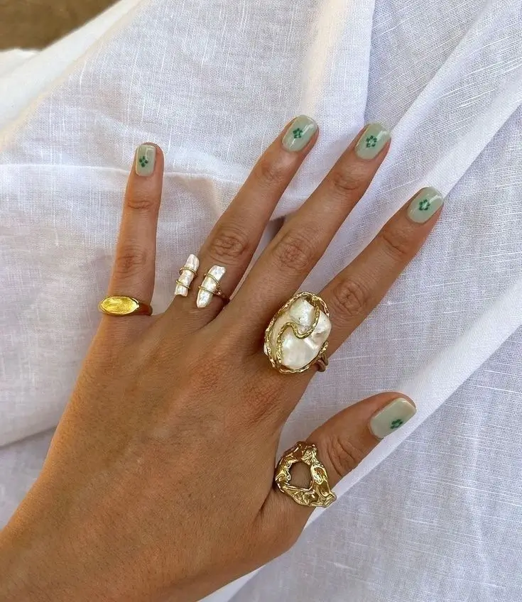 Kurze Nägel Ideen 2025: Die 17 schönsten Designs für jeden Stil