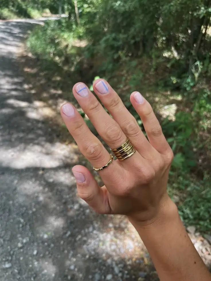 Kurze Nägel Ideen 2025: Die 17 schönsten Designs für jeden Stil