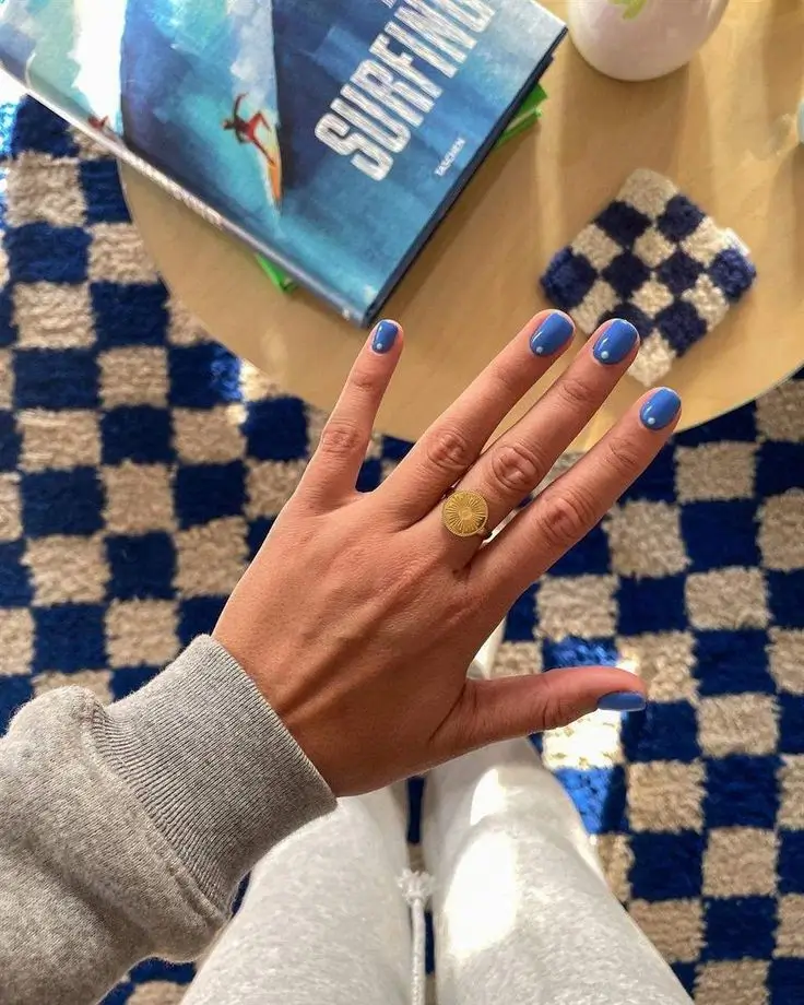 Kurze Nägel Ideen 2025: Die 17 schönsten Designs für jeden Stil