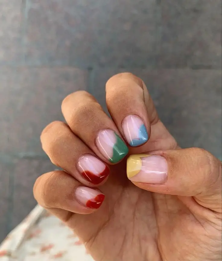 Kurze Nägel Ideen 2025: Die 17 schönsten Designs für jeden Stil