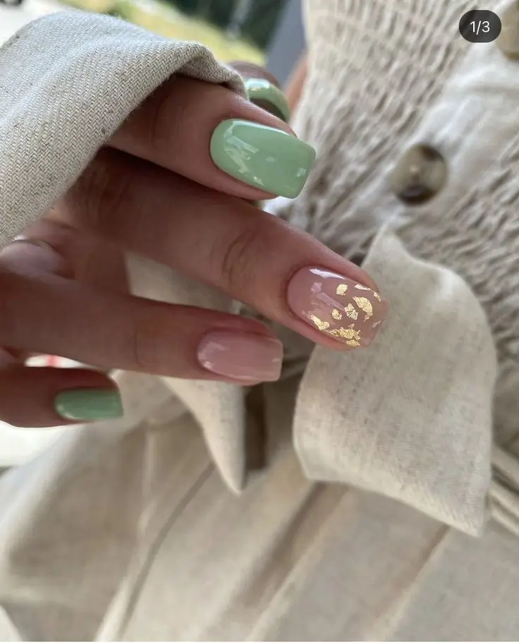 Kurze Nägel Ideen 2025: Die 17 schönsten Designs für jeden Stil